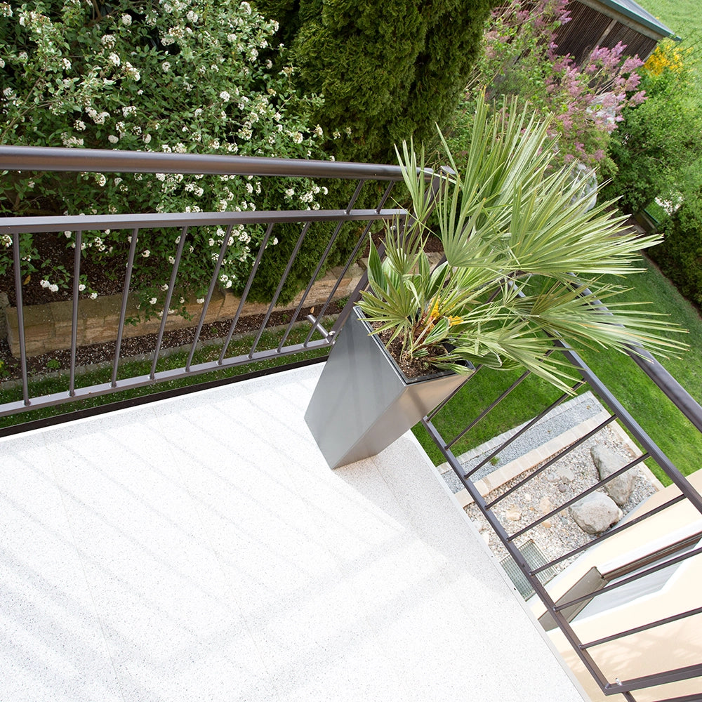 balkoFLOOR Granit hell verbaut mit einer Palme auf dem Balkon