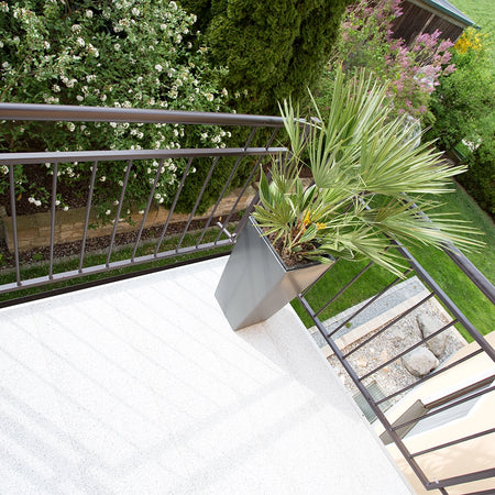 balkoFLOOR Granit hell verbaut mit einer Palme auf dem Balkon