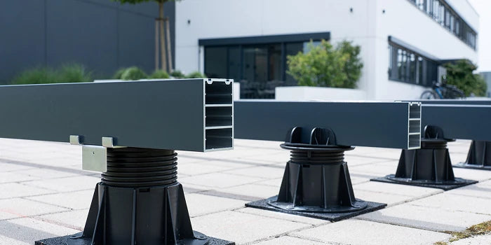 Linienförmige Unterkonstruktion mit multiTUBE Aluminium-Systemschienen auf höhenverstellbaren sandmeir Stelzlagern für den stabilen Bau von Aluminium-Terrassendielen