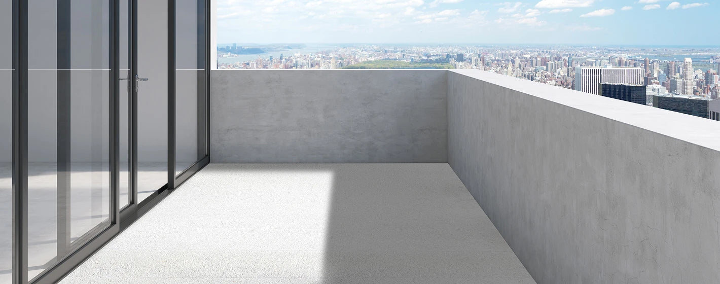 Moderner, barrierefreier Penthouse-Balkon mit hellem Bodenbelag und Blick über die Stadt als Inspiration für ein gelungenes Terrassenprojekt