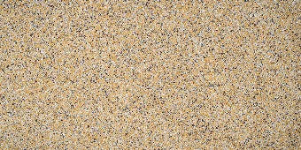 Detailansicht der rutschfesten balkoFLOOR Granit-Oberfläche in Sand-Beige für exklusive Aluminium-Terrassendielen