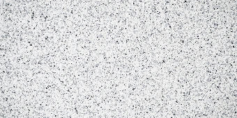 Nahaufnahme der rutschfesten balkoFLOOR Granit-Oberfläche in Weiß-Grau für hochwertige Aluminium-Terrassendielen