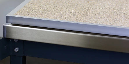 Detailansicht einer Aluminium-Terrassendiele mit beiger balkoFLOOR Granit-Oberfläche und sauberem, silbernem Kantenabschlussprofil für ein harmonisches Gesamtbild