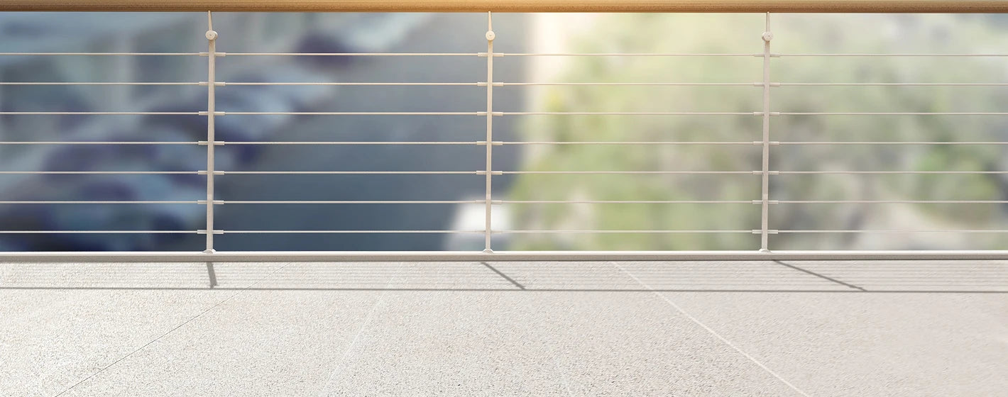 Hell gefliester Balkon mit modernem Edelstahl-Seilgeländer und gleichmäßigem Fugenbild als Inspiration für eine moderne Sanierung von Außenbereichen