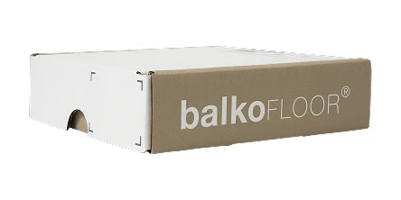 Weiß-brauner Produktkarton mit balkoFLOOR Markenlogo für Zubehörteile der Aluminium-Terrassendielen und modernen Stelzlagersysteme