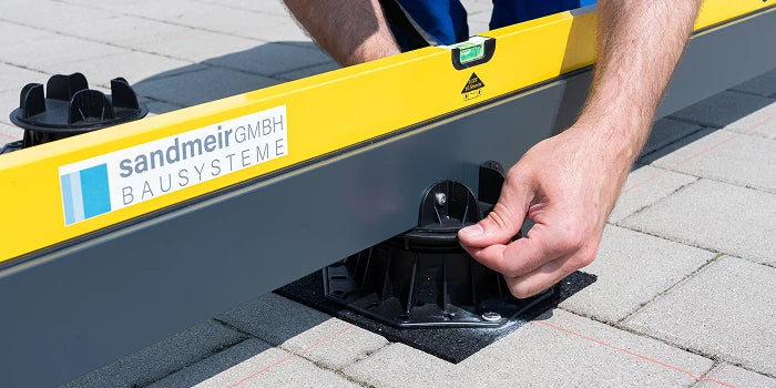 Montage leicht gemacht - mit den höhenverstellbaren Stelzlagern