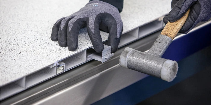 Video laden: Montage von Aluminium-Terrassendielen mit einem Klicksystem und Schonhammer für einen schnellen Baufortschritt ohne sichtbare Verschraubungen
